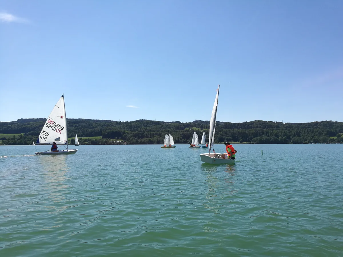 Segeln auf dem Greifensee als Ferienplausch
